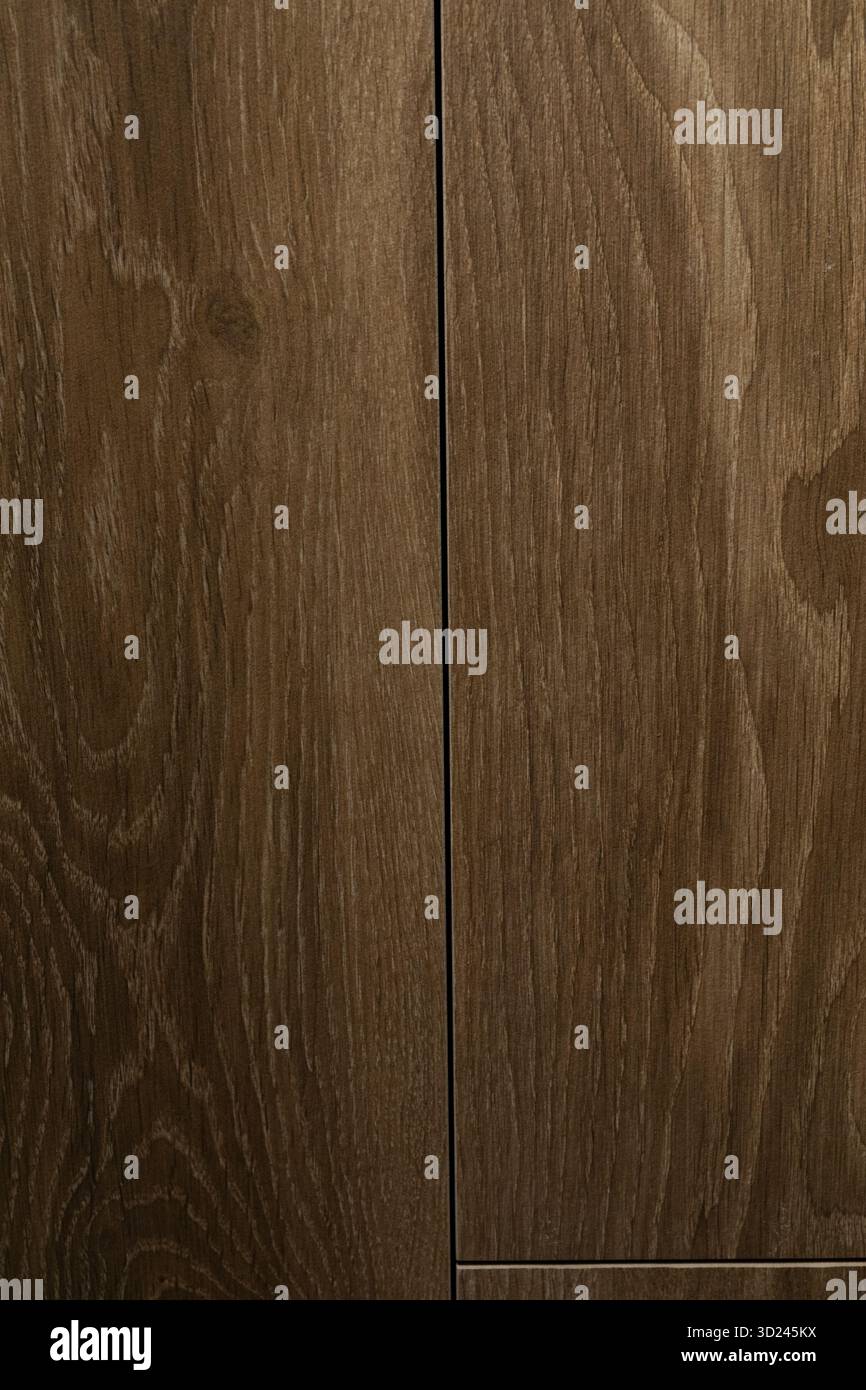 Sfondo in legno con ricchi motivi a grana in tonalità marrone scuro da una vista ravvicinata Foto Stock