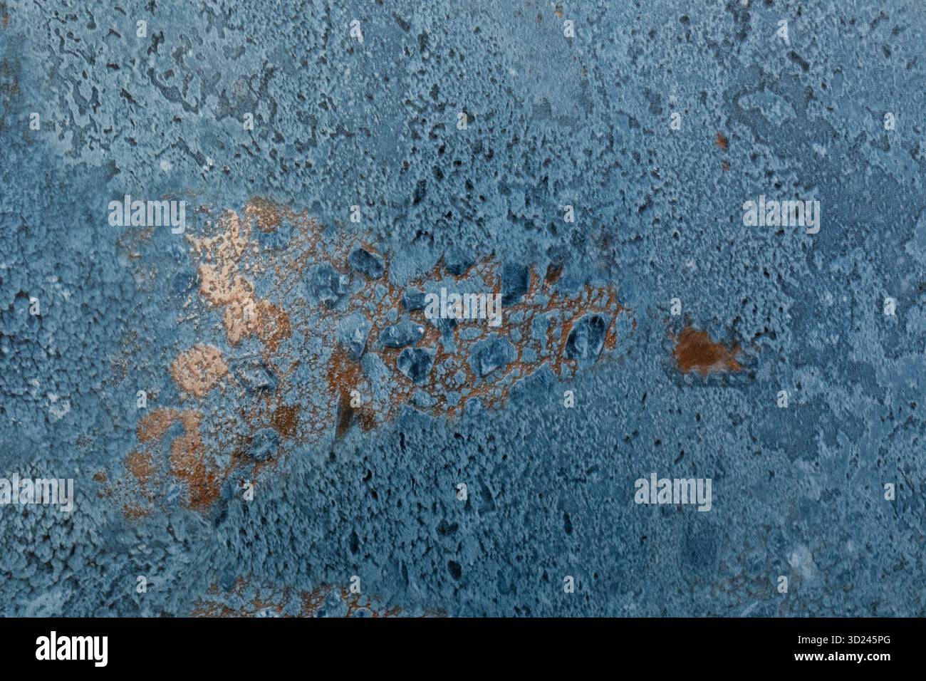 Spruzzi di texture blu e rame rivelano un'arte unica in natura, catturando la bellezza dei dettagli della superficie terrestre Foto Stock