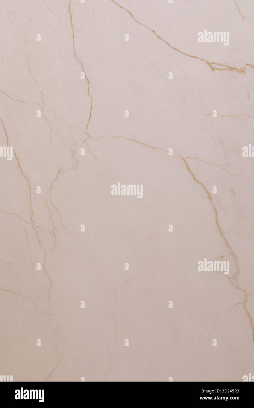 Elegante marmo beige chiaro con sottili venature dorate che esaltano gli spazi interni moderni Foto Stock