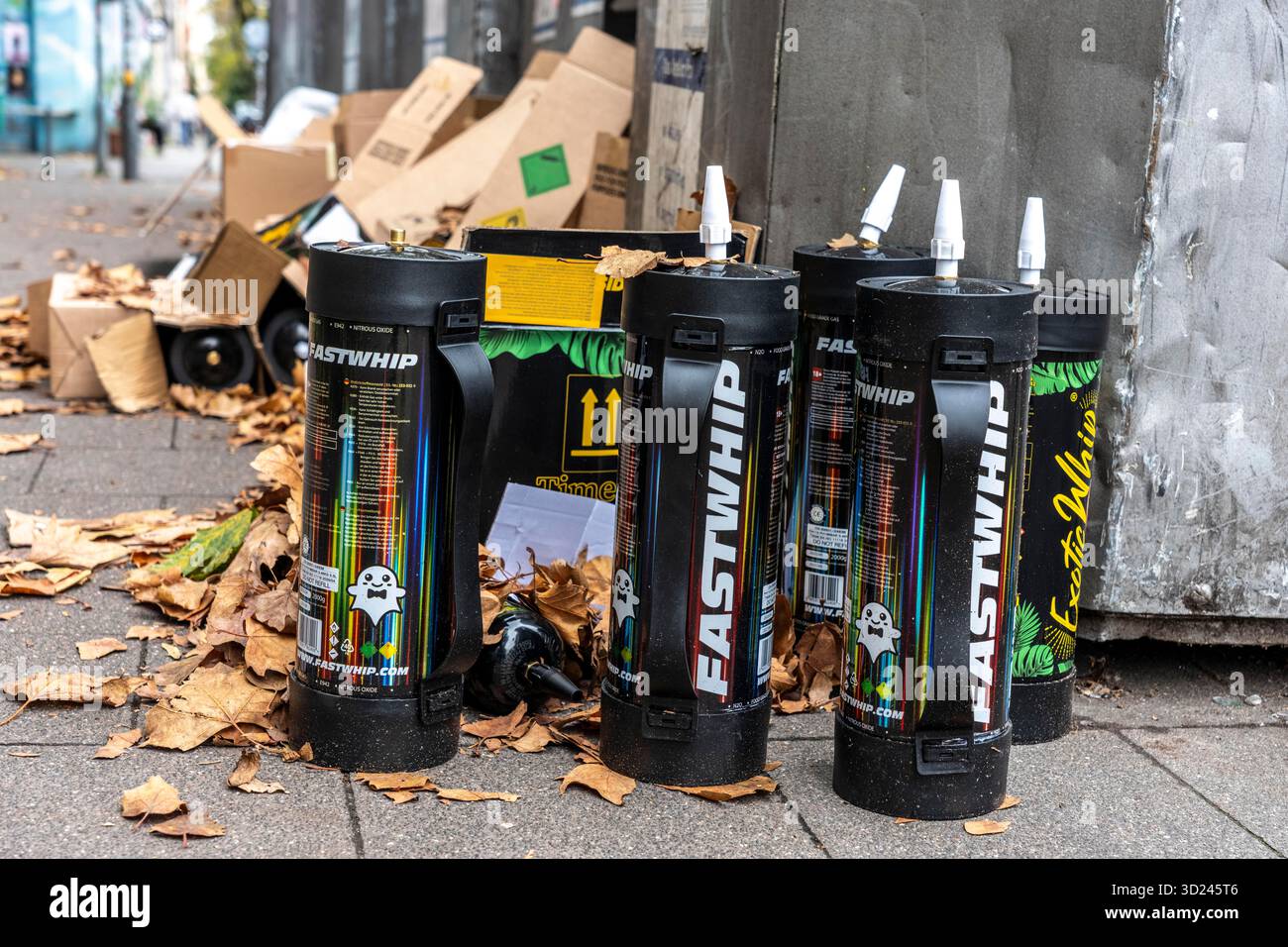 Cartucce vuote riempite di NorgoO, gas di protossido di azoto, noto come gas ridendo, ufficialmente utilizzate come propellente per produrre panna montata secondo le specifiche Foto Stock