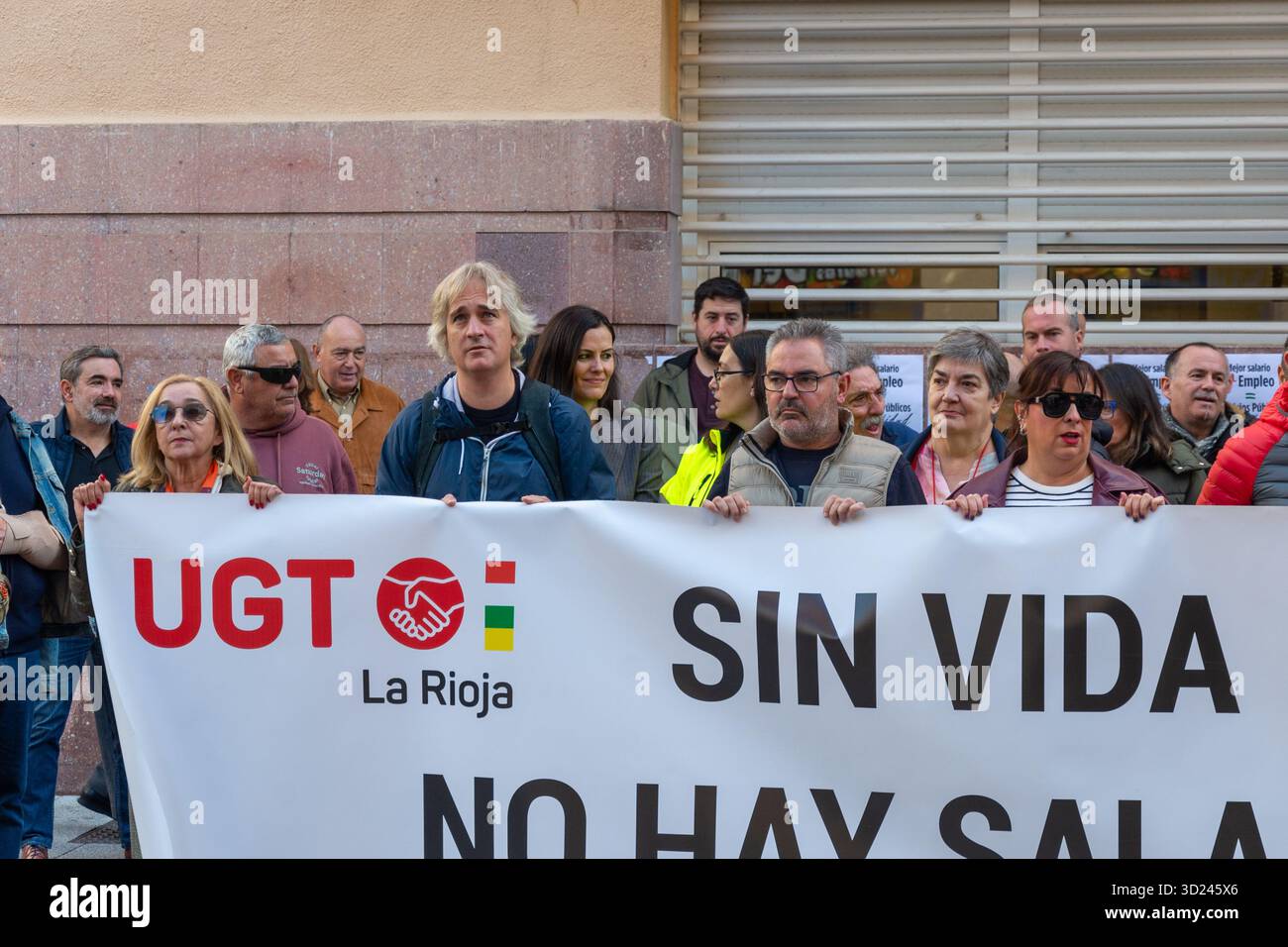 Logrono, la Rioja, SPAGNA. 30 ottobre 2025. L'unione UGT FICA chiede un raduno il 30 ottobre alle 11.00, presso la sua sede di la Rioja, per osservare un minuto di silenzio per la morte di un lavoratore in un incidente sul posto di lavoro. L'evento richiede una maggiore sicurezza sul luogo di lavoro e rende omaggio al lavoratore deceduto. (Foto di MARIO MARTIJA). Crediti: Mario Martija/Alamy Live News Foto Stock