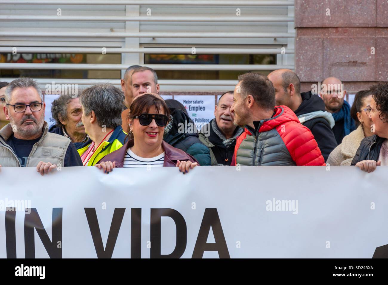 Logrono, la Rioja, SPAGNA. 30 ottobre 2025. L'unione UGT FICA chiede un raduno il 30 ottobre alle 11.00, presso la sua sede di la Rioja, per osservare un minuto di silenzio per la morte di un lavoratore in un incidente sul posto di lavoro. L'evento richiede una maggiore sicurezza sul luogo di lavoro e rende omaggio al lavoratore deceduto. (Foto di MARIO MARTIJA). Crediti: Mario Martija/Alamy Live News Foto Stock