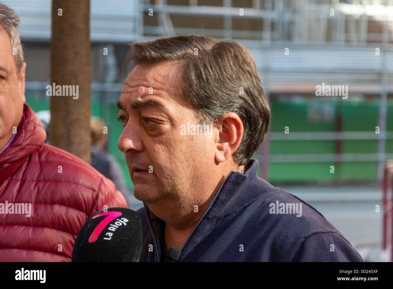 Logrono, la Rioja, SPAGNA. 30 ottobre 2025. L'unione UGT FICA chiede un raduno il 30 ottobre alle 11.00, presso la sua sede di la Rioja, per osservare un minuto di silenzio per la morte di un lavoratore in un incidente sul posto di lavoro. L'evento richiede una maggiore sicurezza sul luogo di lavoro e rende omaggio al lavoratore deceduto. (Foto di MARIO MARTIJA). Crediti: Mario Martija/Alamy Live News Foto Stock