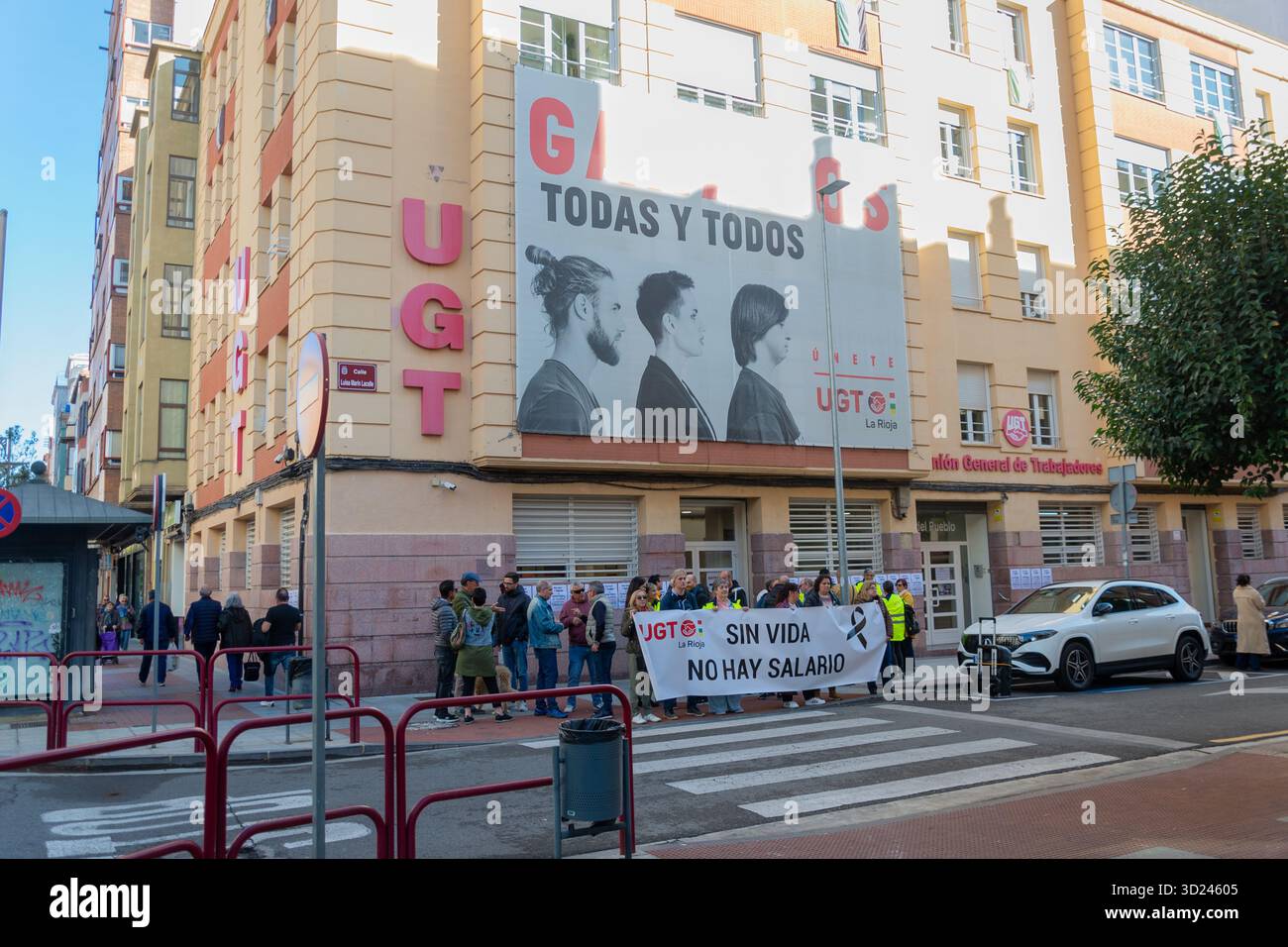 Logrono, la Rioja, SPAGNA. 30 ottobre 2025. L'unione UGT FICA chiede un raduno il 30 ottobre alle 11.00, presso la sua sede di la Rioja, per osservare un minuto di silenzio per la morte di un lavoratore in un incidente sul posto di lavoro. L'evento richiede una maggiore sicurezza sul luogo di lavoro e rende omaggio al lavoratore deceduto. (Foto di MARIO MARTIJA). Crediti: Mario Martija/Alamy Live News Foto Stock