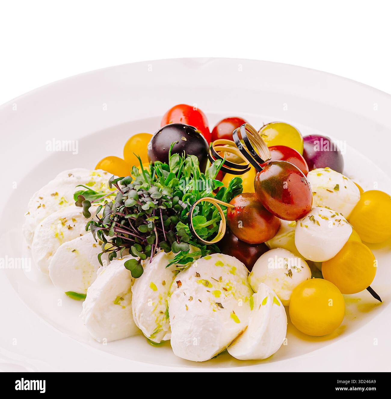 Mozzarella fresca e colorata insalata di pomodori d'uva con erbe e verdure Foto Stock
