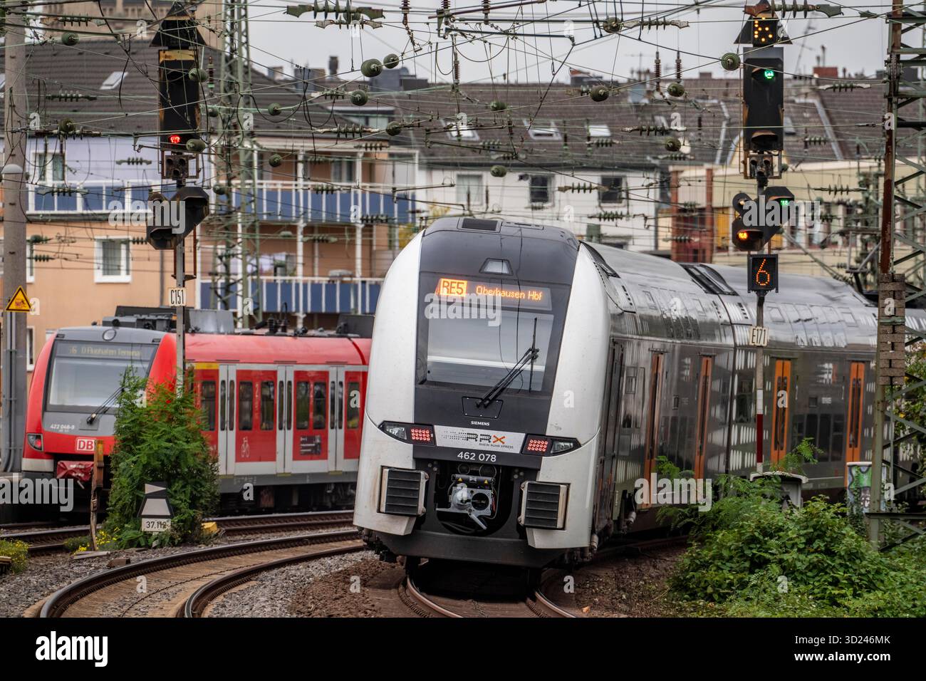 Rhein-Ruhr-Express, treno RRX, RE5 sulla strada per Oberhausen, S6 sulla strada per l'aeroporto di Düsseldorf, di fronte alla stazione centrale di Düsseldorf, qui a Volk Foto Stock