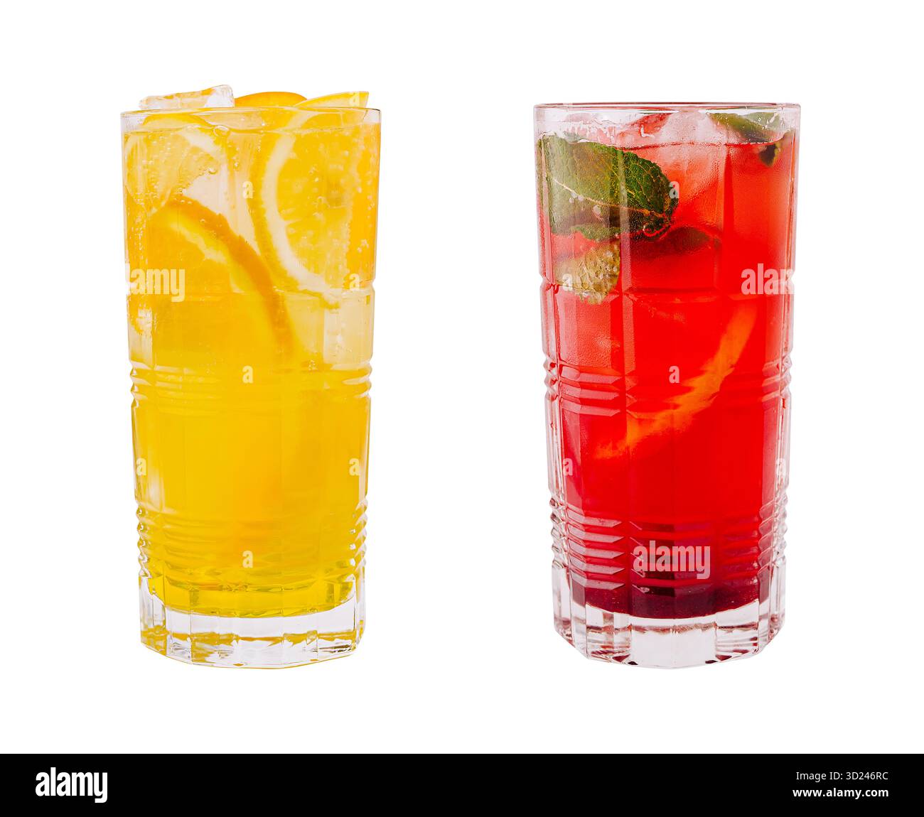 Bevande rinfrescanti servite con frutta ed erbe aromatiche durante un raduno estivo Foto Stock