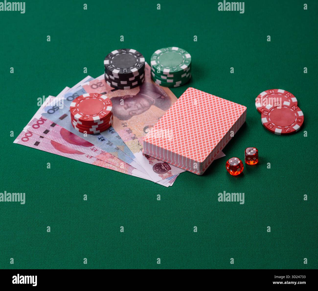 Gioco da casinò in Cina, soldi yuan, patatine, carte. Gioco d'azzardo nei casinò in Cina Foto Stock