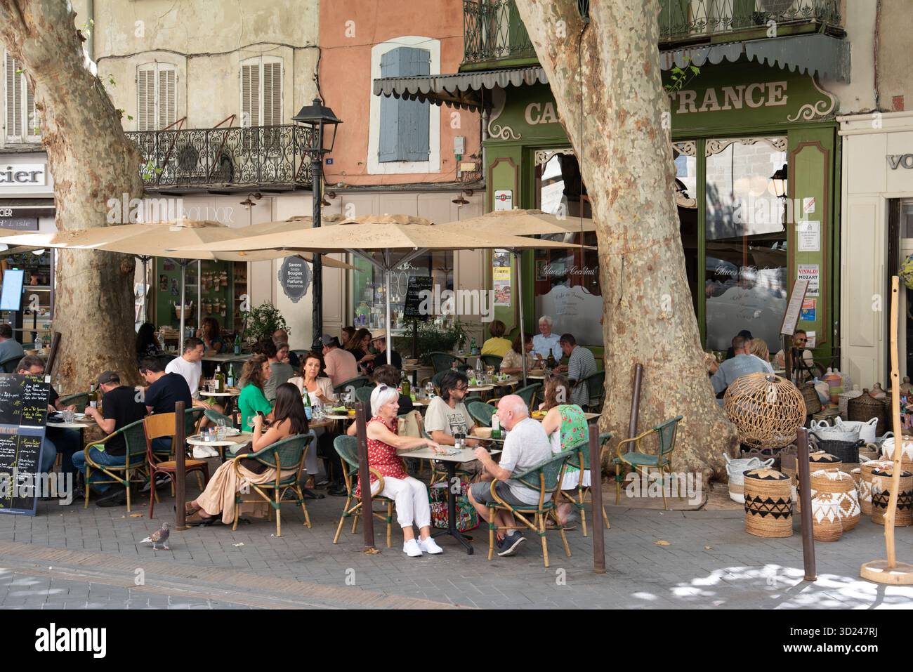 Ristorante all'aperto o all'aperto al Cafe de France Pavement Cafe o al ristorante nella città vecchia l'Isle-sur-la-Sorgue Provence France Foto Stock