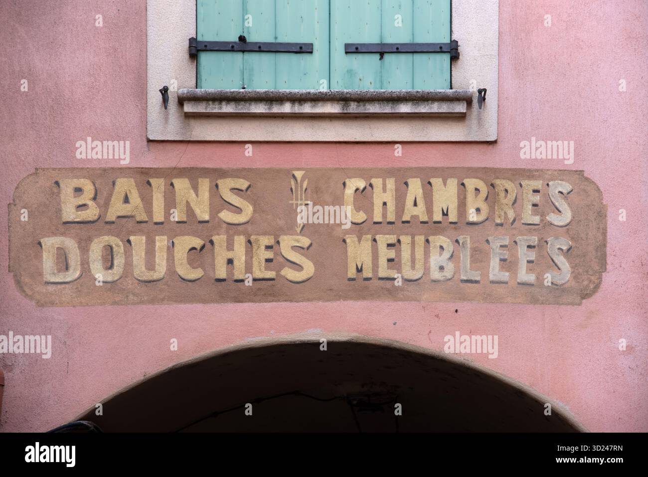 Pubblicità vintage o Old Painted Wall, pubblicità o pubblicità per ex hotel nella città vecchia l'Isle-sur-la-Sorgue Vaucluse Provence Francia Foto Stock