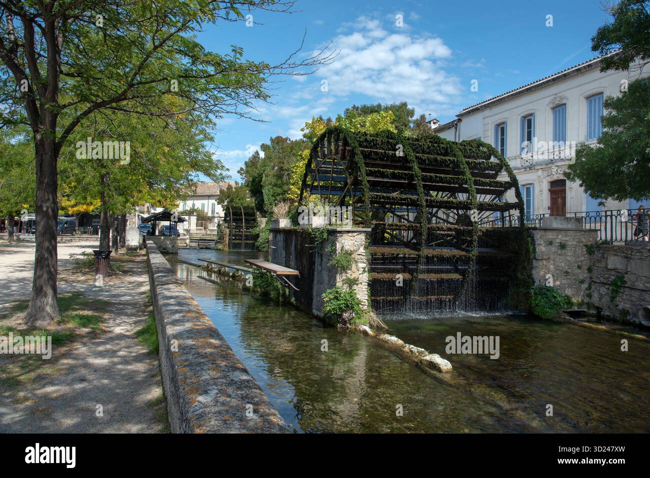 Ruote ad acqua o ruote ad acqua (Lices de Villevieille e Minimes) sul fiume Sorgue nella città vecchia l'Isle-sur-la-Sorgue Vaucluse Provence Francia Foto Stock