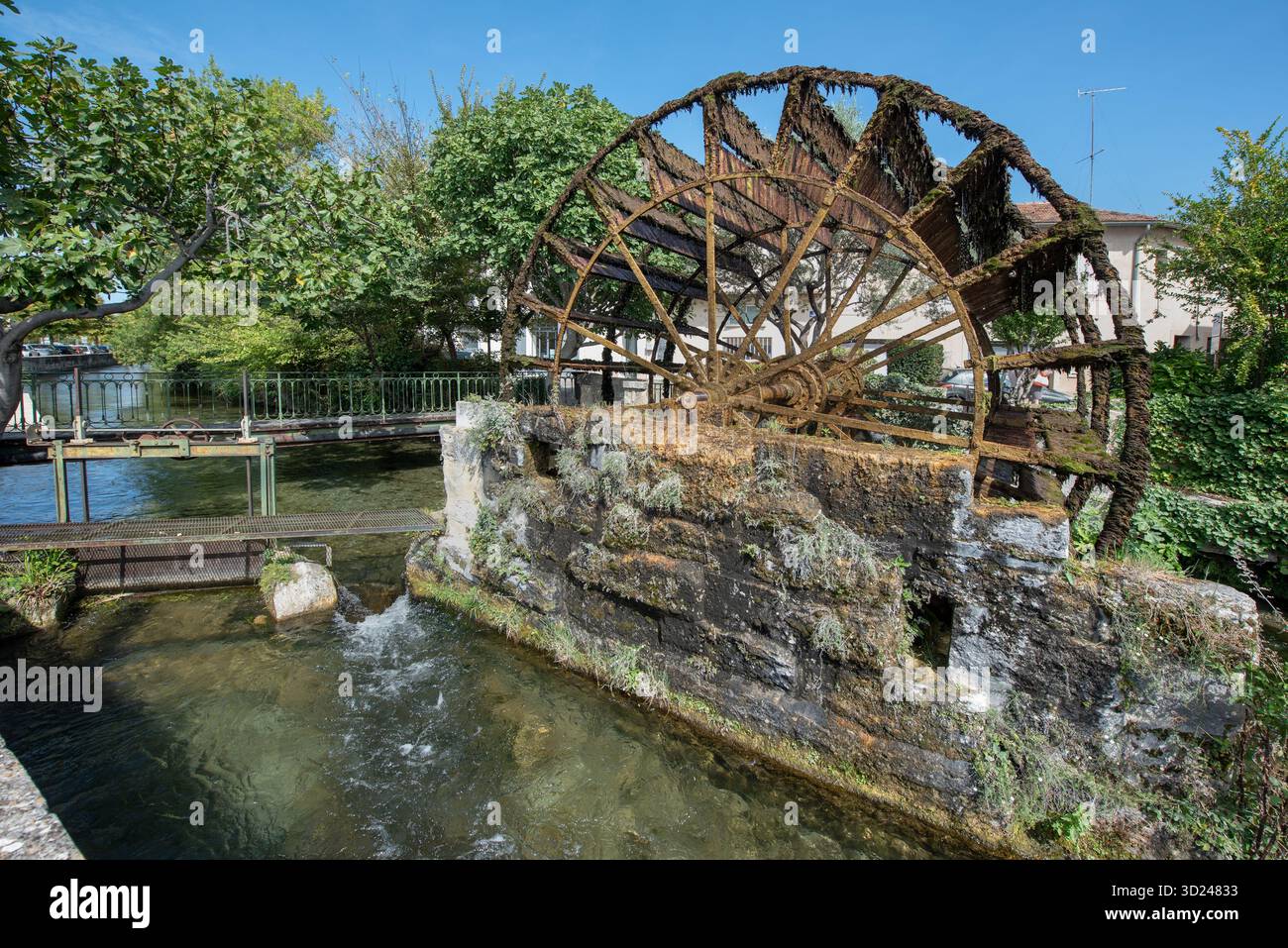 La ruota dell'acqua di Tourelles o la ruota idraulica e la porta dei luici sul fiume Sorgue a l'Isle-sur-la-Sorgue Vaucluse Provence Francia Foto Stock