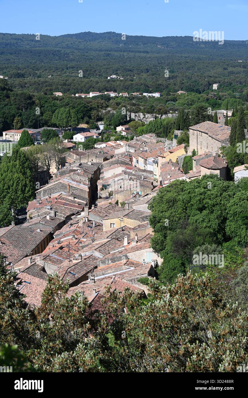 Vista aerea o ad alto angolo su Jouques, un villaggio lineare costruito lungo la strada principale o "Grand Rue", Provenza Francia Foto Stock