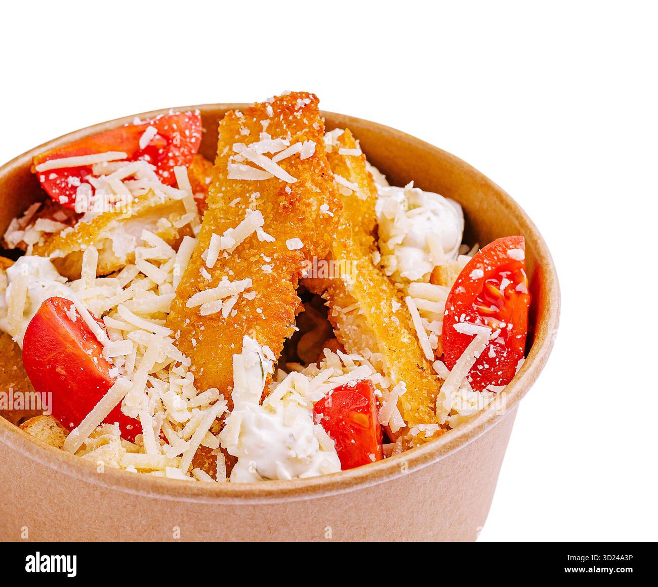 Patatine croccanti ricoperte di formaggio e pomodori in un recipiente da portata Foto Stock