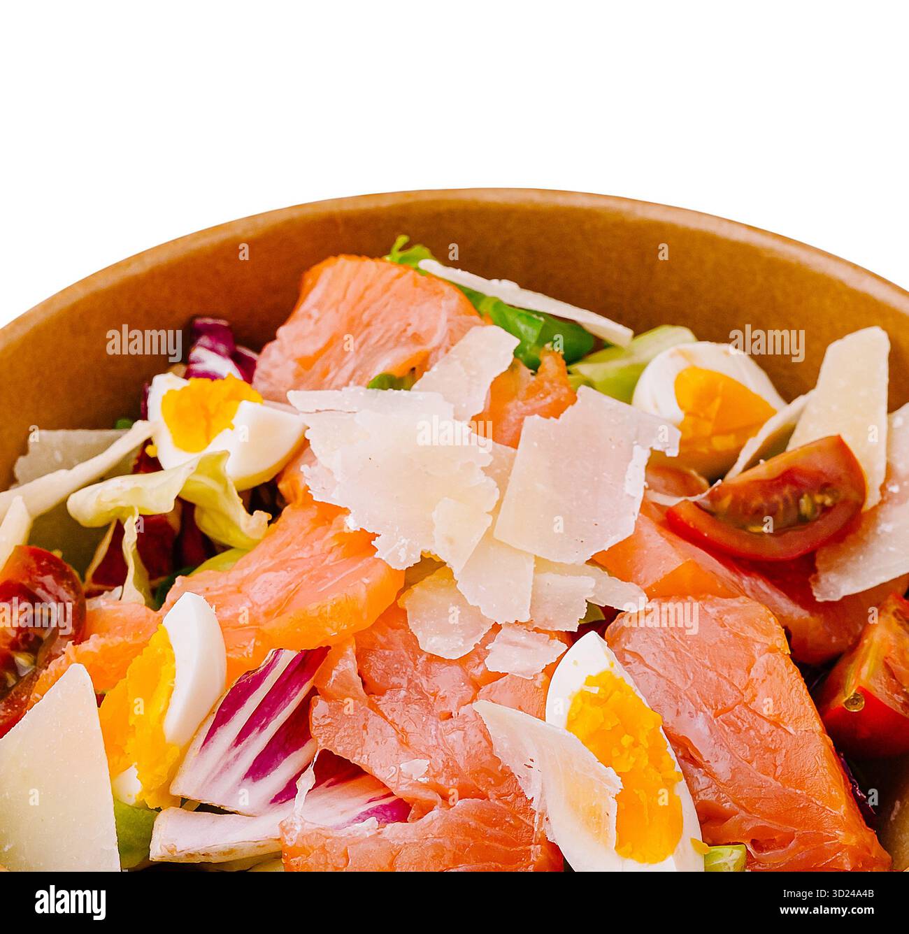Insalata di salmone fresca servita con verdure e formaggio in un ambiente informale Foto Stock