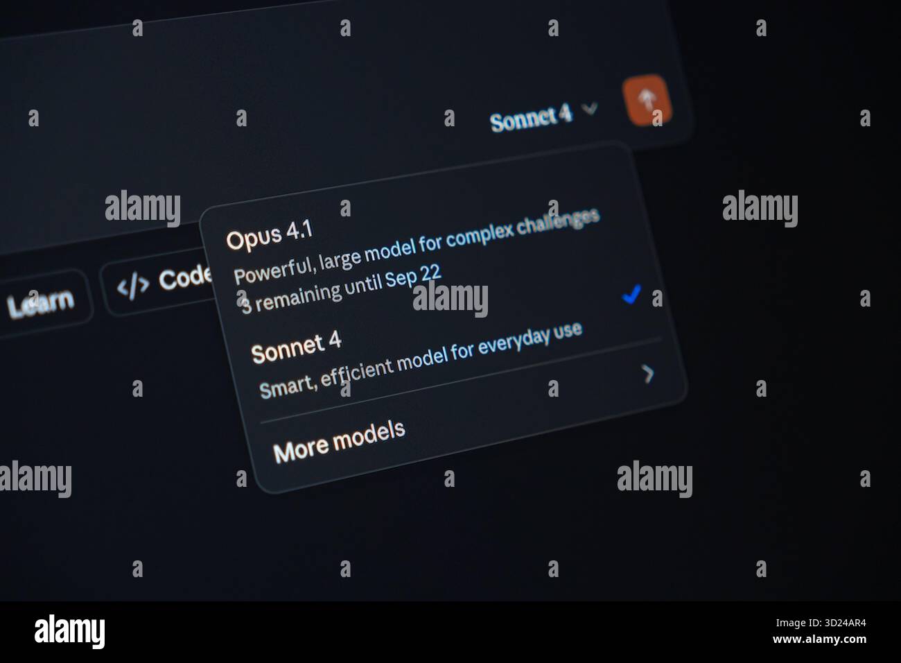 Poznan, Polonia - 18 settembre 2025: Sonnet 4 visualizza le opzioni del modello di intelligenza artificiale, tra cui Opus 4,1, su un'interfaccia digitale scura, che rappresenta gli artifi avanzati Foto Stock