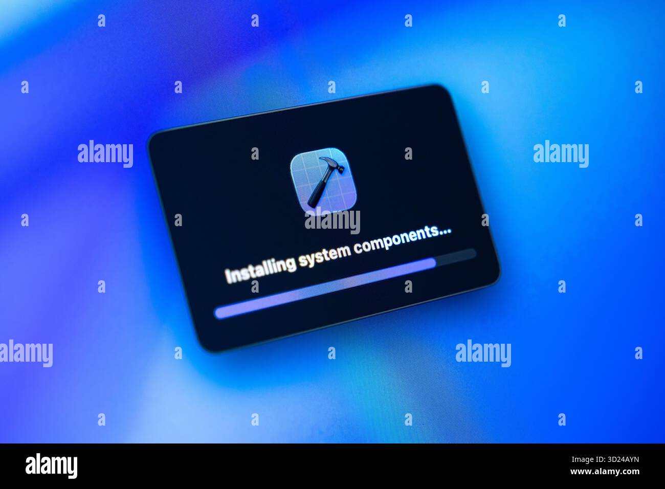 Poznan, Polonia - 18 settembre 2025: La schermata moderna mostra una finestra di applicazione con "installazione dei componenti del sistema" e una barra di avanzamento, a indicare un punto critico Foto Stock