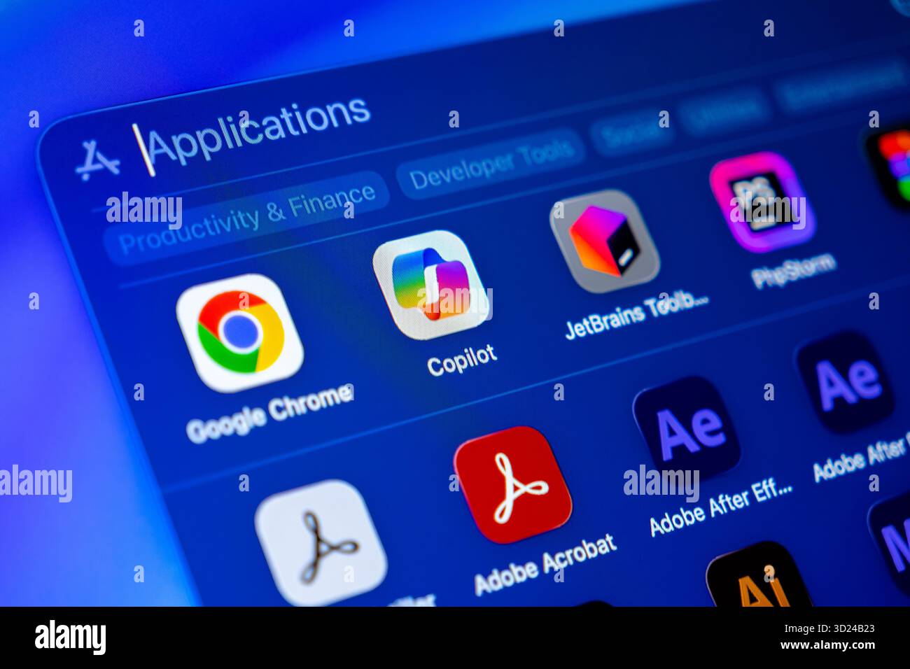 Poznan, Polonia - 18 settembre 2025: Icona dell'app Copilot sullo schermo illuminato, che simboleggia la programmazione basata sull'intelligenza artificiale, le soluzioni tecnologiche innovative e l'efficienza Foto Stock