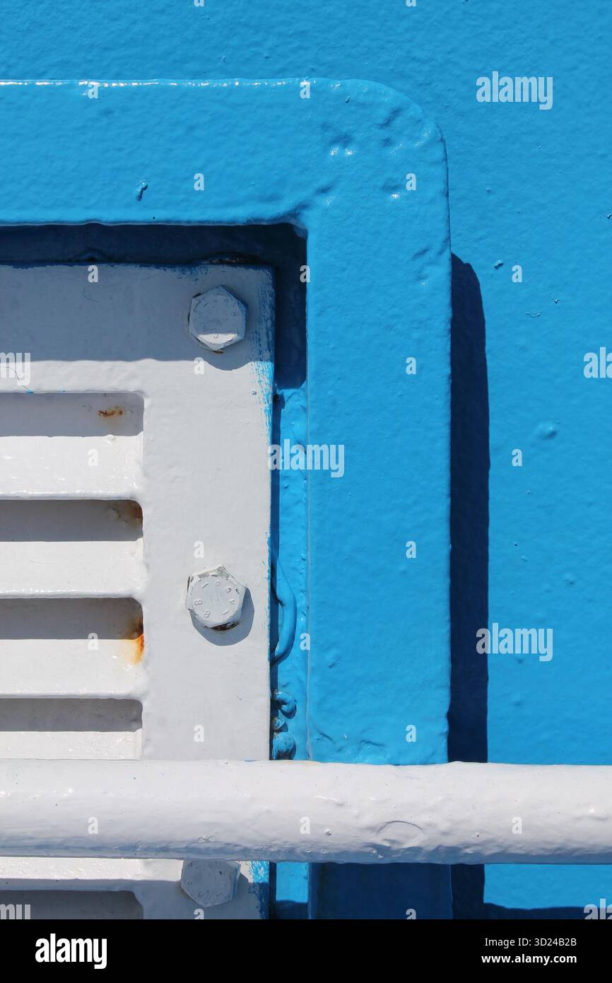 Macchinario blu chiaro e bianco su un traghetto Foto Stock