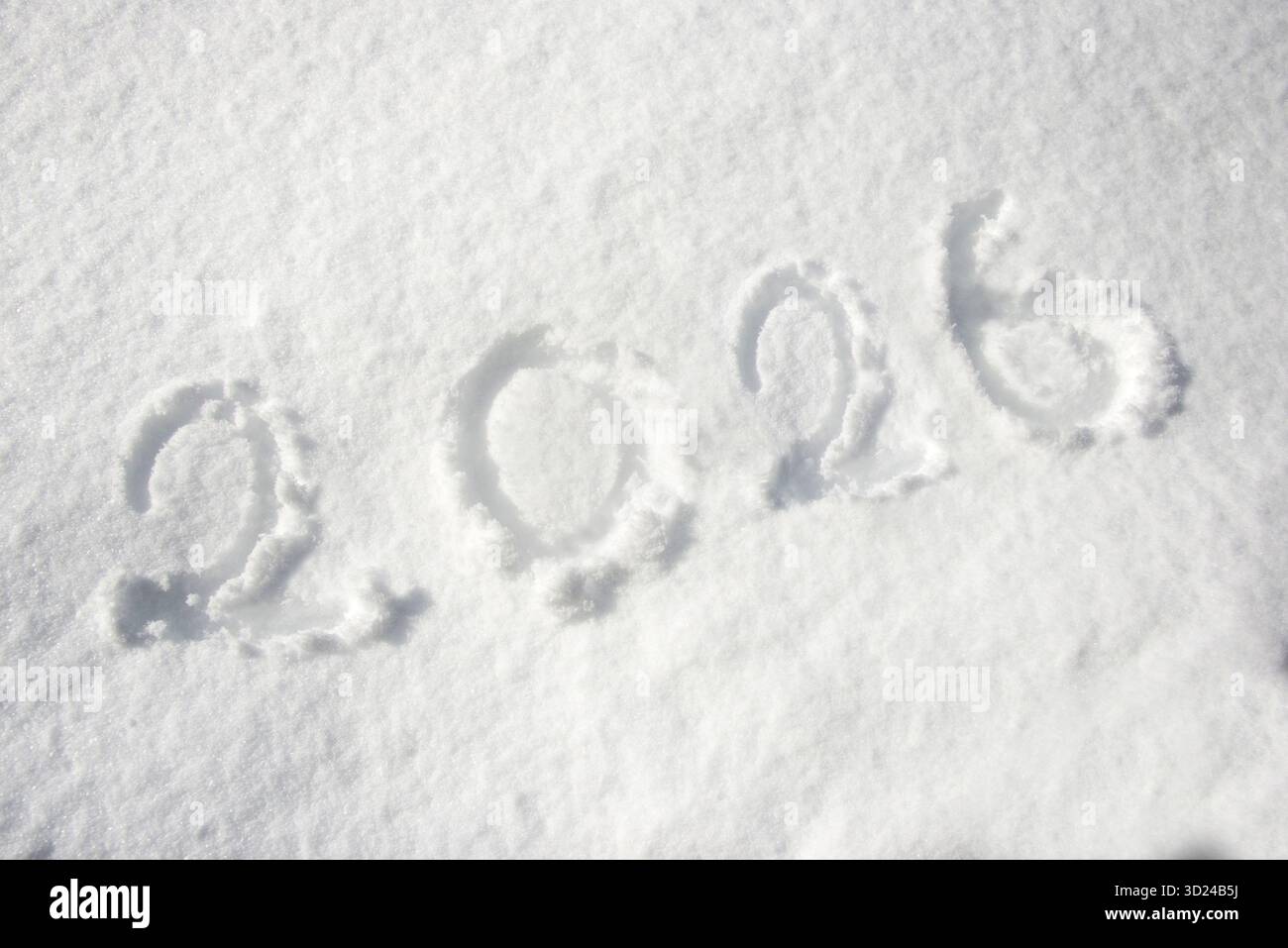 Primo piano di 2026 numeri scritti sulla neve, biglietto di auguri per le festività invernali di Capodanno, olimpiadi invernali 2026 Milano Cortina Italia Foto Stock