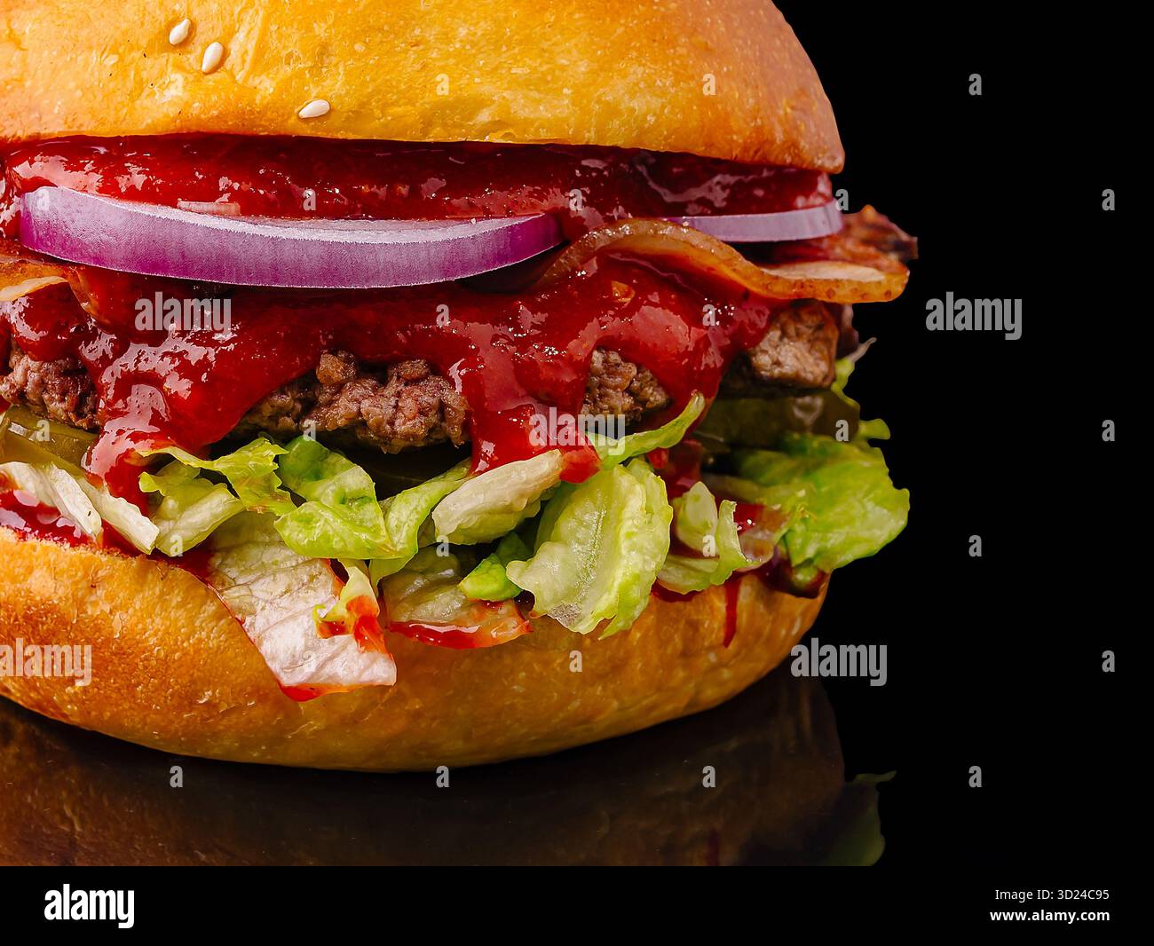 Hamburger appena fatto con condimenti e condimenti su sfondo nero Foto Stock