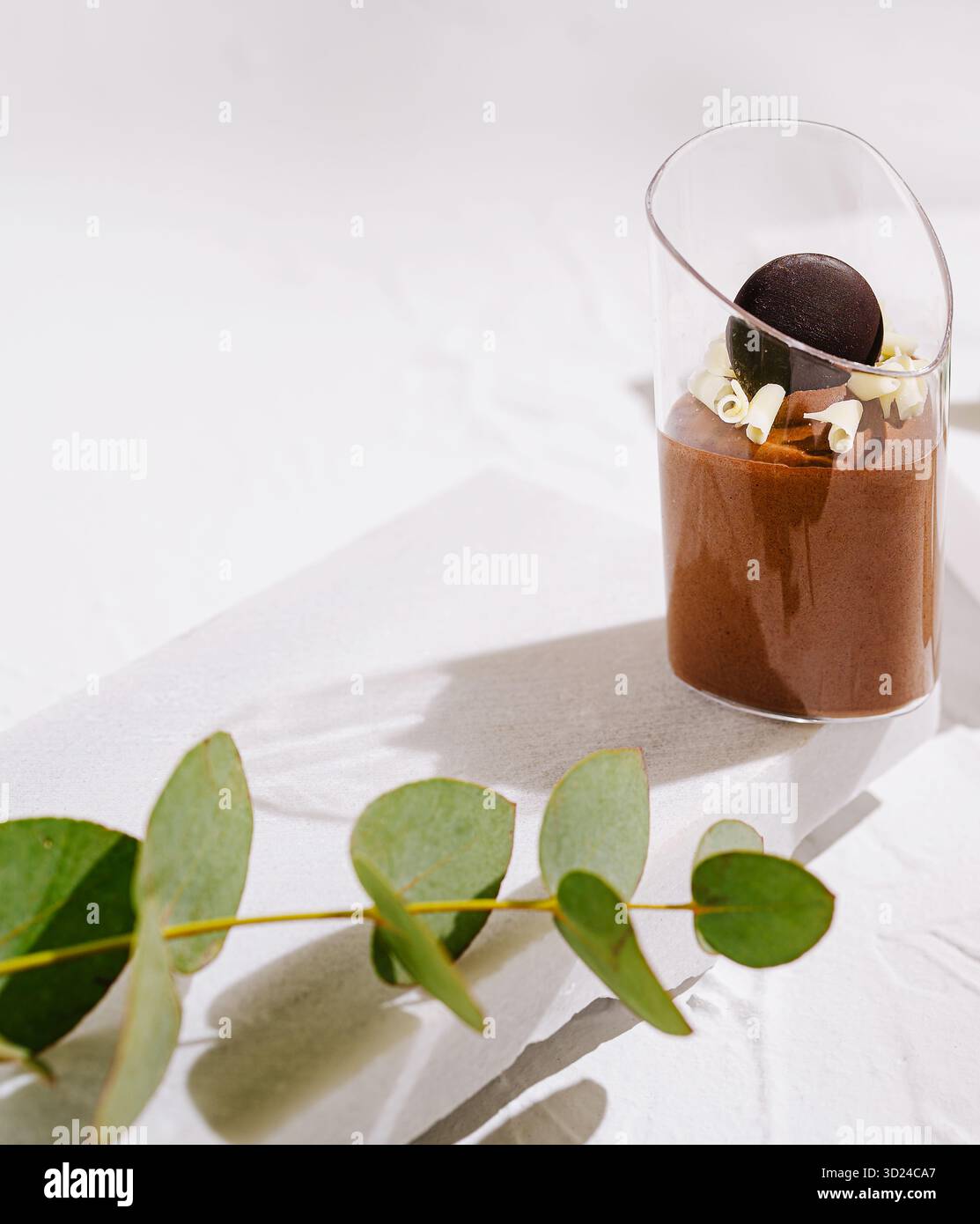 Dessert al cioccolato con elementi decorativi su una superficie bianca del tavolo Foto Stock