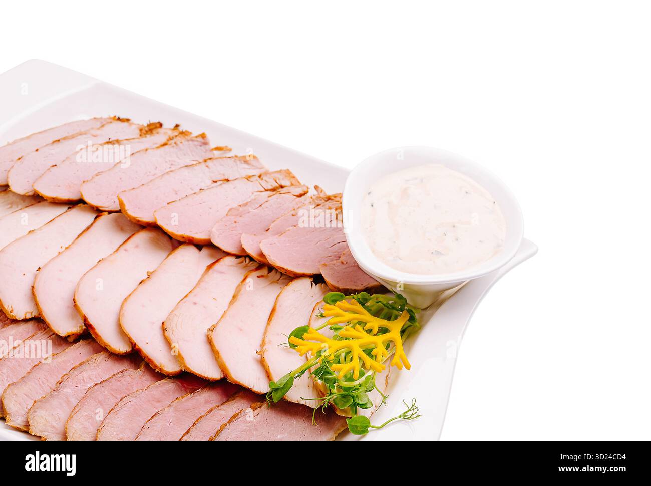 Carne deli a fette servita con salsa da immersione su un piatto bianco Foto Stock