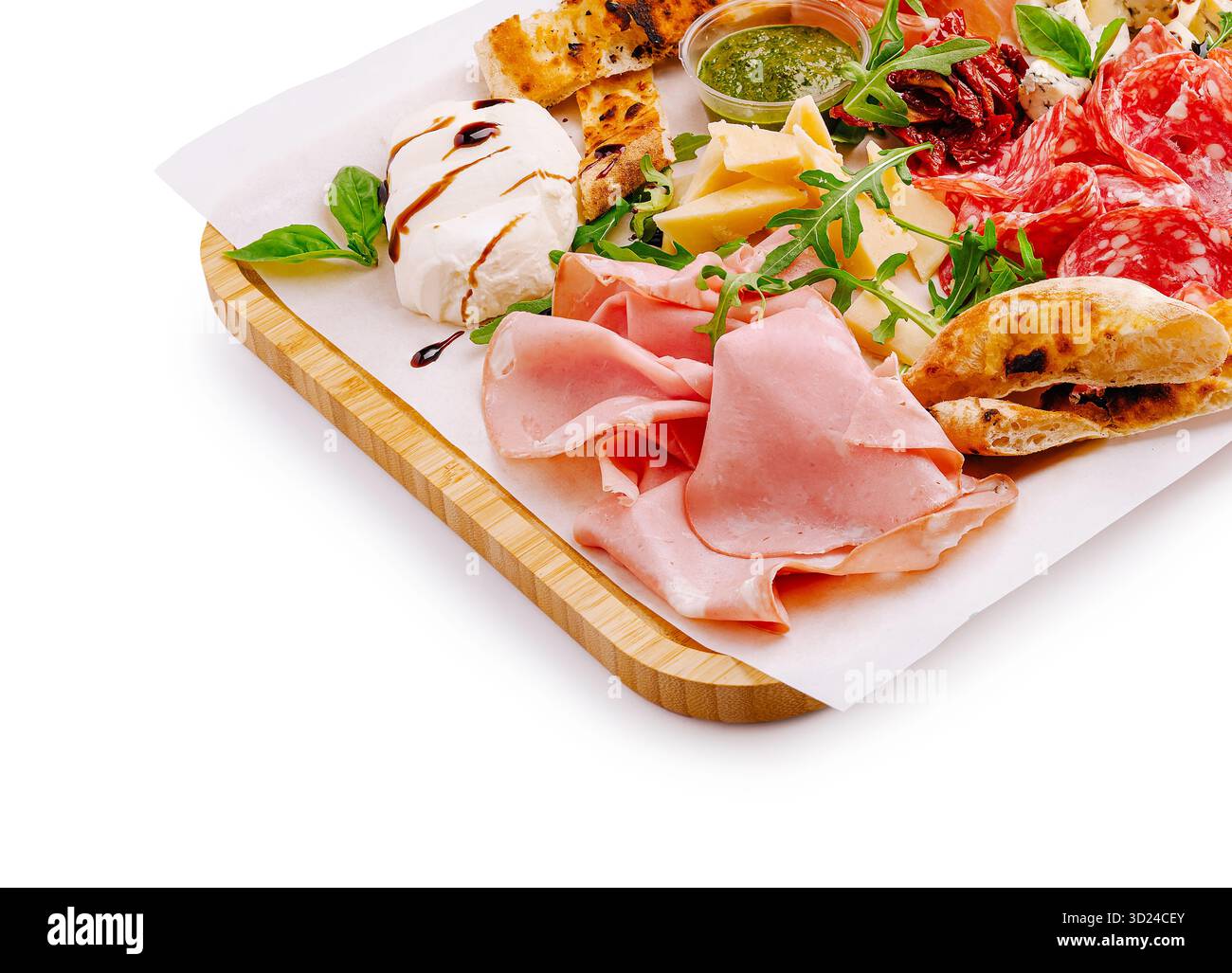 Piatto gourmet con affettati, formaggi e condimenti per cene informali Foto Stock