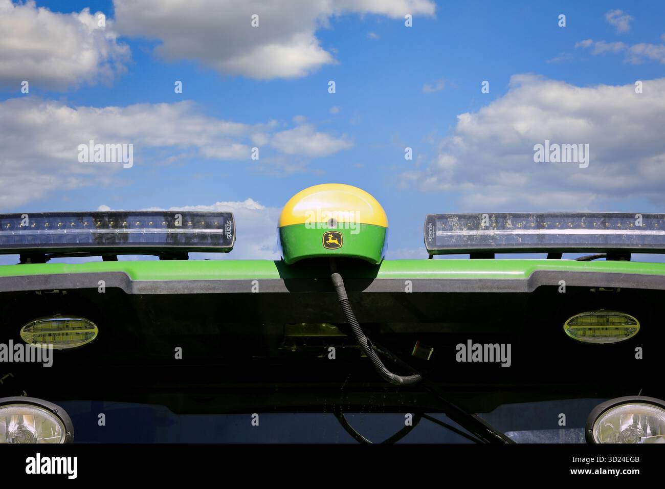 Ricevitore GPS Starfire sul tetto del trattore John Deere 7310R. Guida GPS ad alta precisione tramite segnali di correzione satellitari. Salo, FI. 22 giugno 2024. Foto Stock