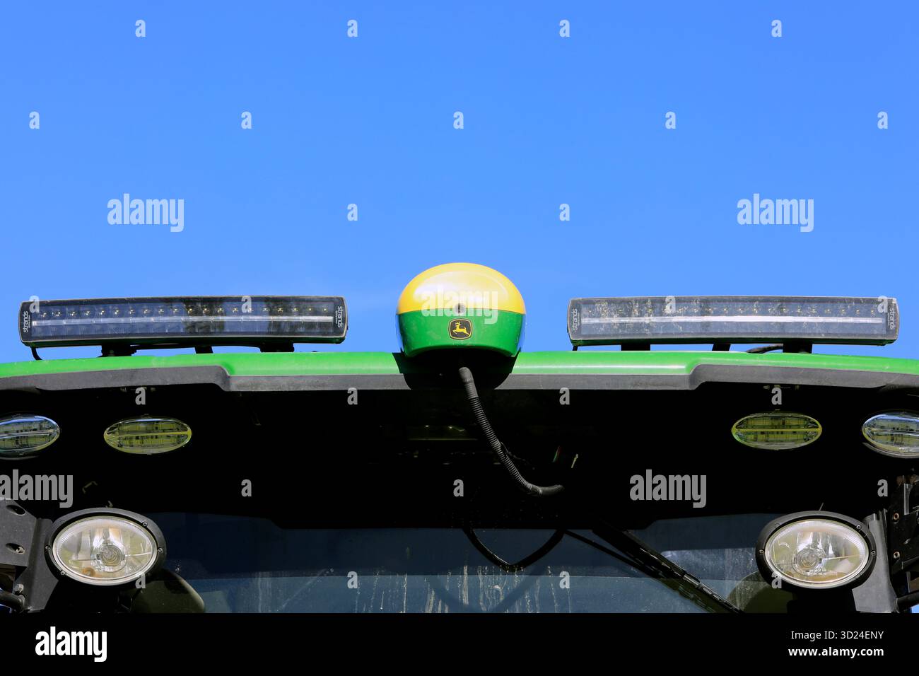 Ricevitore GPS Starfire sul tetto del trattore John Deere 7310R. Guida GPS ad alta precisione tramite segnali di correzione satellitari. Salo, FI. 22 giugno 2024. Foto Stock
