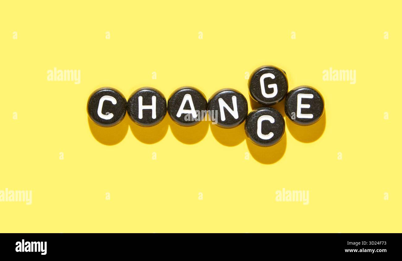 Concetto ispiratore di parola di cambiamento con tessere di lettere su giallo brillante Foto Stock