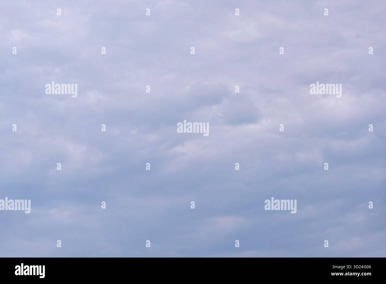 Cielo ricoperto di morbidi strati nuvolosi in tonalità di grigio e blu Foto Stock