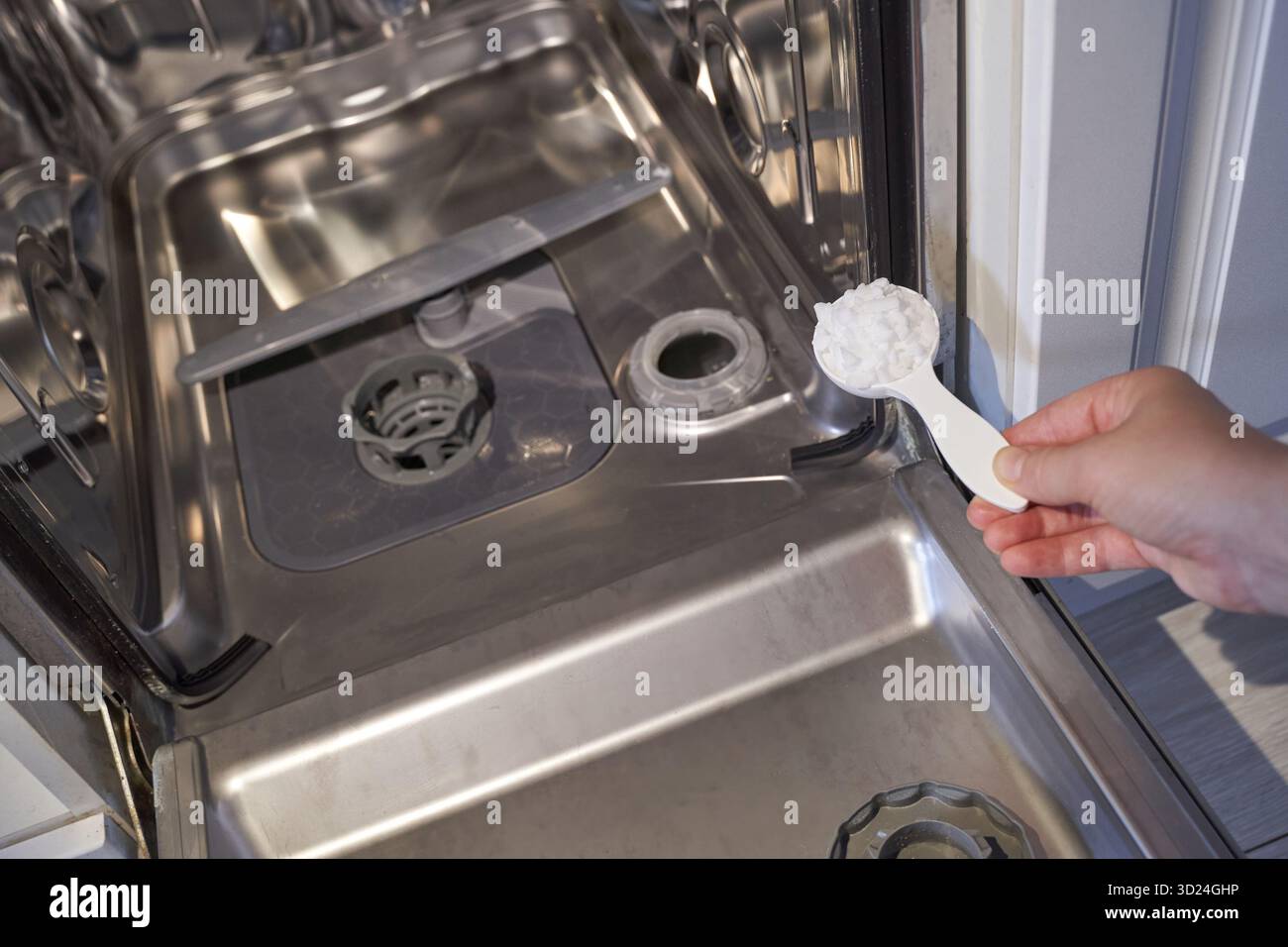 Aggiungere il detergente a mano in lavastoviglie aperta con interno in acciaio inox Foto Stock