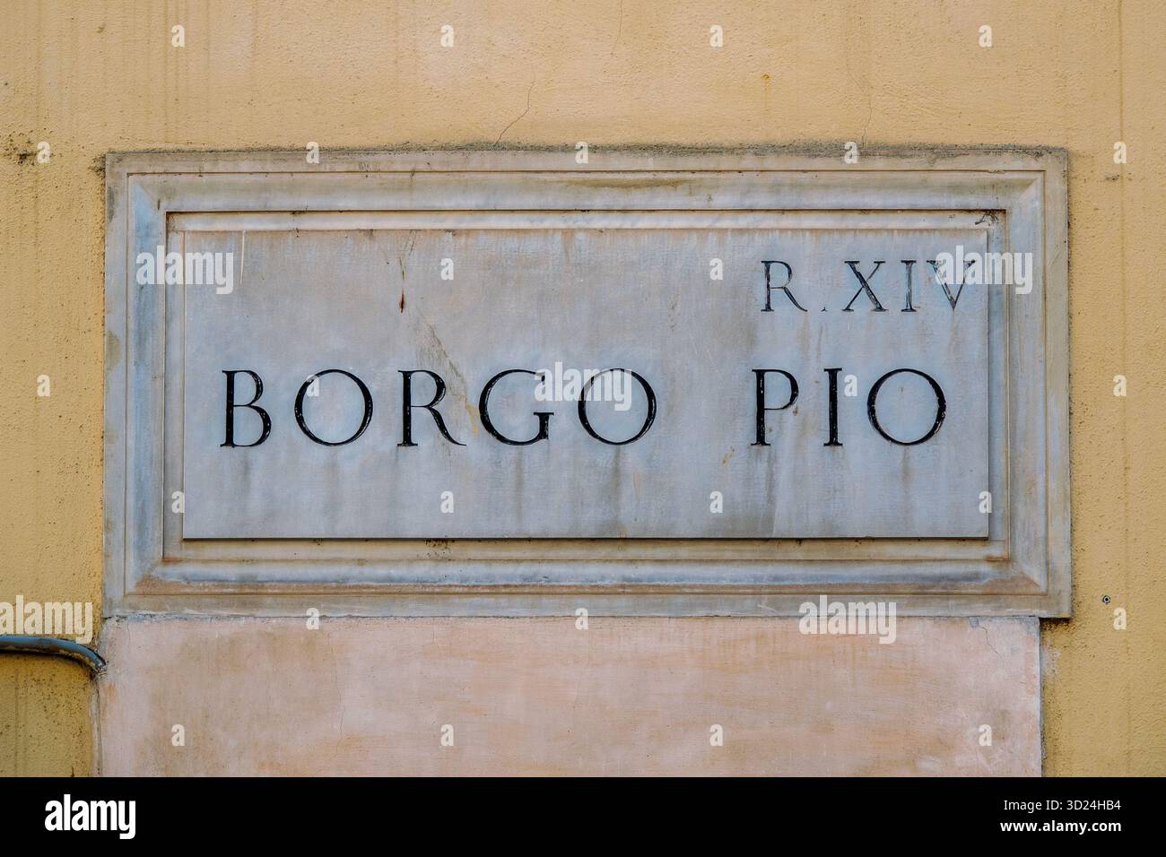 Cartello stradale in marmo per Borgo Pio, cuore del Rione XIV di Roma, vicino al Vaticano. Foto Stock