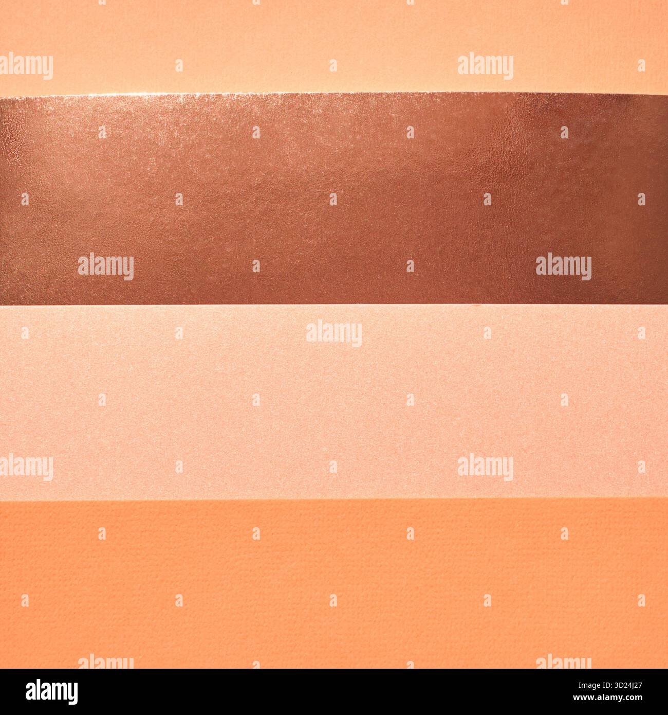 Composizione astratta con strisce parallele in bronzo scintillante e pastello Foto Stock