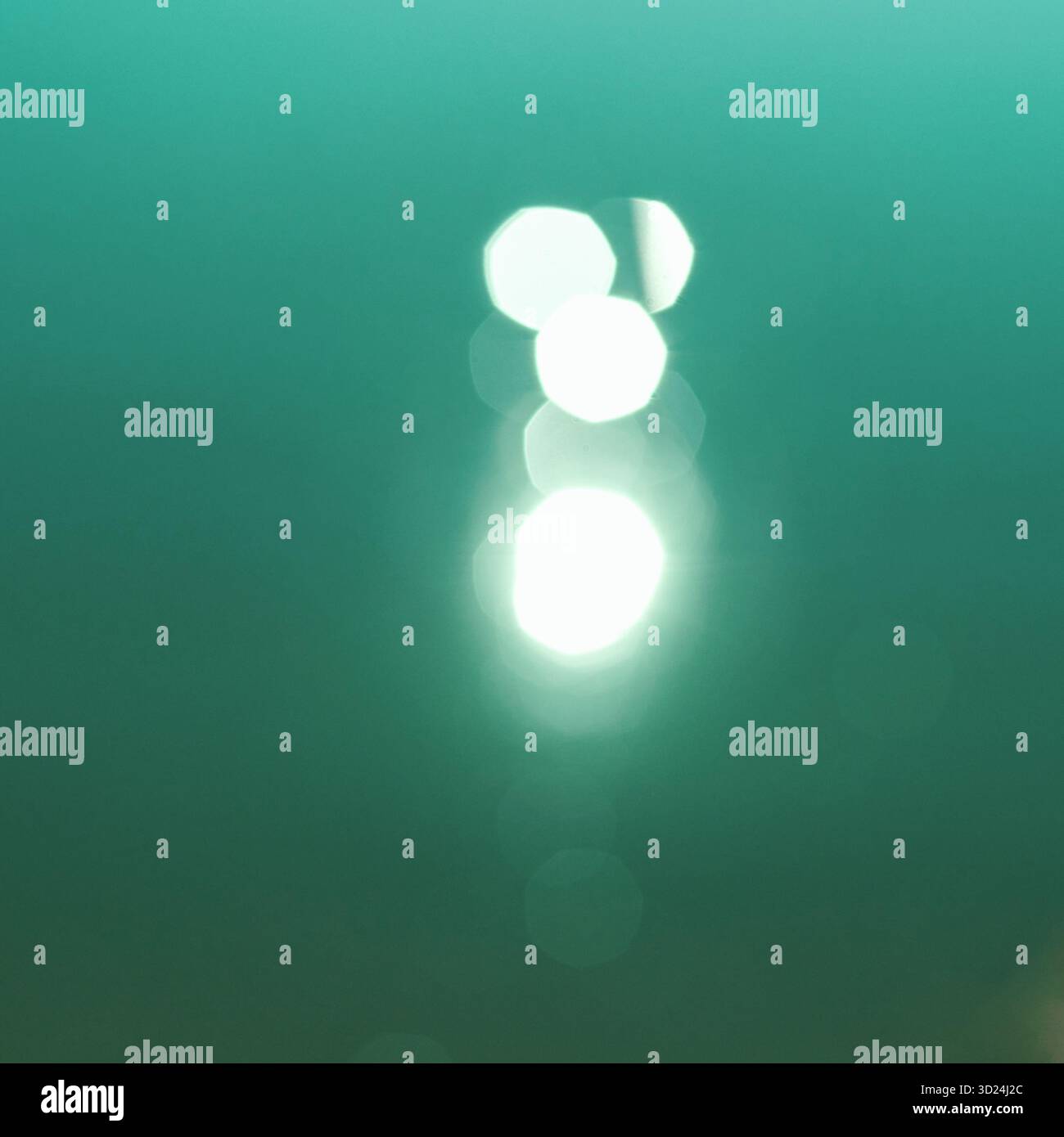 Riflessi bokeh astratti sulla superficie dell'acqua color acqua con effetti bagliori morbidi Foto Stock