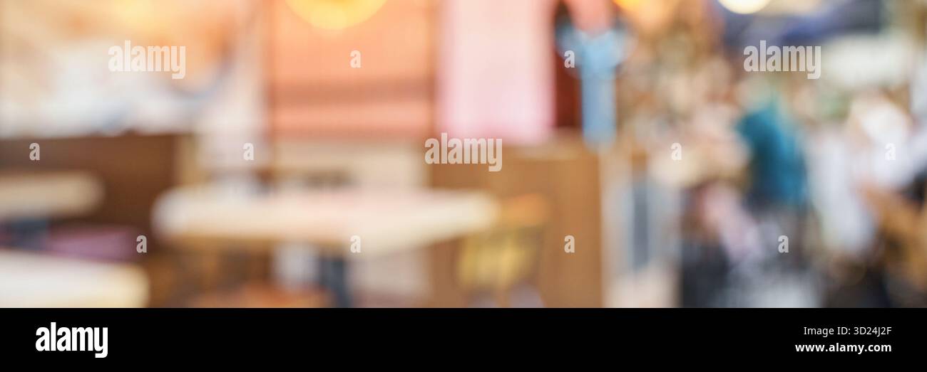 Interni sfocati di un intimo caffè con illuminazione soffusa e calda atmosfera Foto Stock