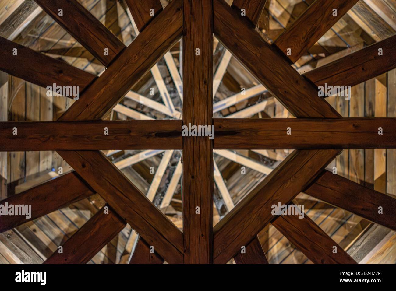 Struttura simmetrica del tetto in legno che forma motivi geometrici a stella. Foto Stock