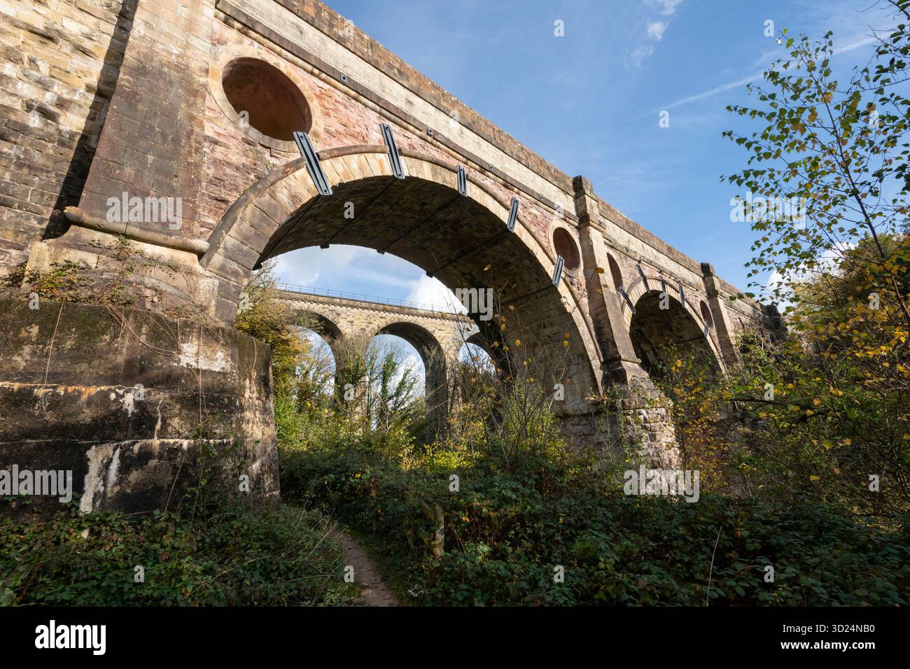 Storico Marple Aquaduct sul Peak Forest Canal presso Marple Bridge, Stockport, Greater Manchester, Inghilterra. Foto Stock