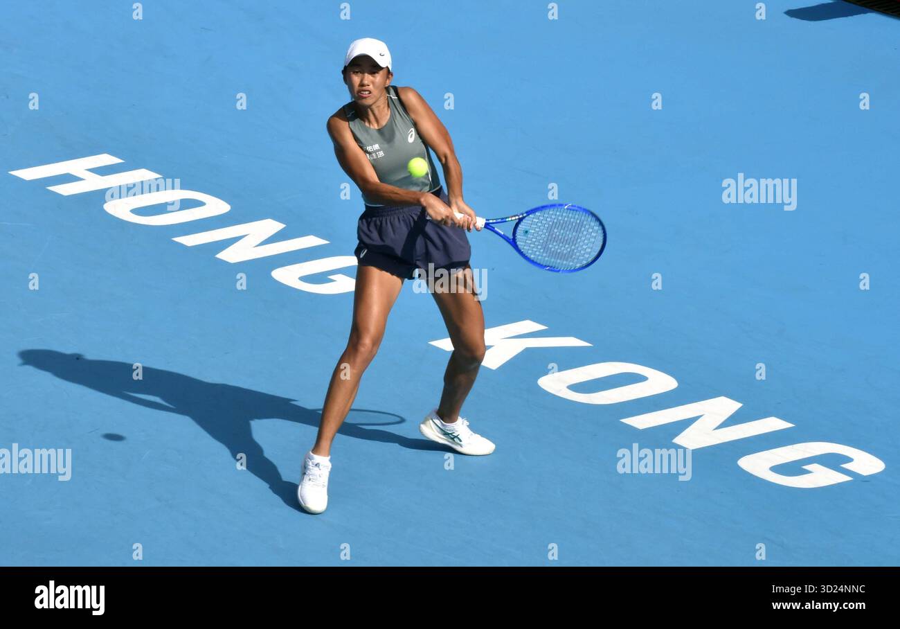 Hong Kong, Cina. 30 ottobre 2025. Zhang Shuai ritorna durante il singolare femminile del 16° turno tra la Cina Zhang Shuai e la Russia Anna Kalinskaya al torneo WTA Hong Kong Open di Hong Kong a Hong Kong, Cina, 30 ottobre 2025. Crediti: Lo Ping fai/Xinhua/Alamy Live News Foto Stock