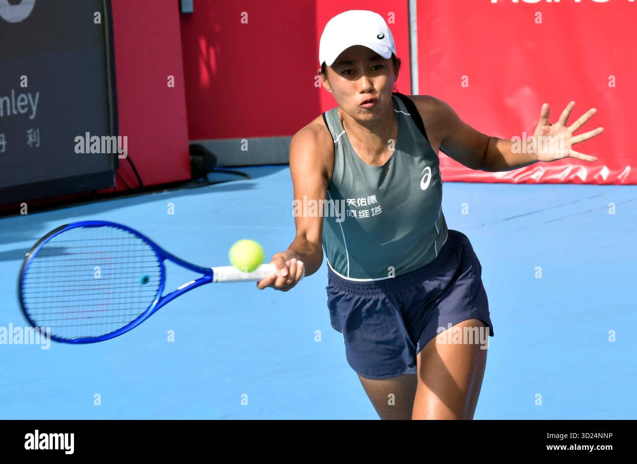 Hong Kong, Cina. 30 ottobre 2025. Zhang Shuai ritorna durante il singolare femminile del 16° turno tra la Cina Zhang Shuai e la Russia Anna Kalinskaya al torneo WTA Hong Kong Open di Hong Kong a Hong Kong, Cina, 30 ottobre 2025. Crediti: Lo Ping fai/Xinhua/Alamy Live News Foto Stock