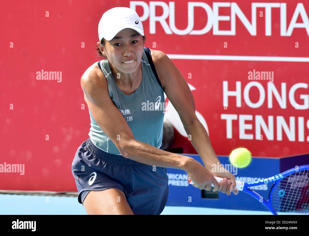 Hong Kong, Cina. 30 ottobre 2025. Zhang Shuai ritorna durante il singolare femminile del 16° turno tra la Cina Zhang Shuai e la Russia Anna Kalinskaya al torneo WTA Hong Kong Open di Hong Kong a Hong Kong, Cina, 30 ottobre 2025. Crediti: Lo Ping fai/Xinhua/Alamy Live News Foto Stock