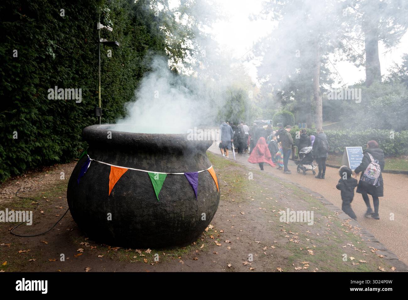 Calderone della strega fumante per Halloween, Warwick Castle, Regno Unito Foto Stock