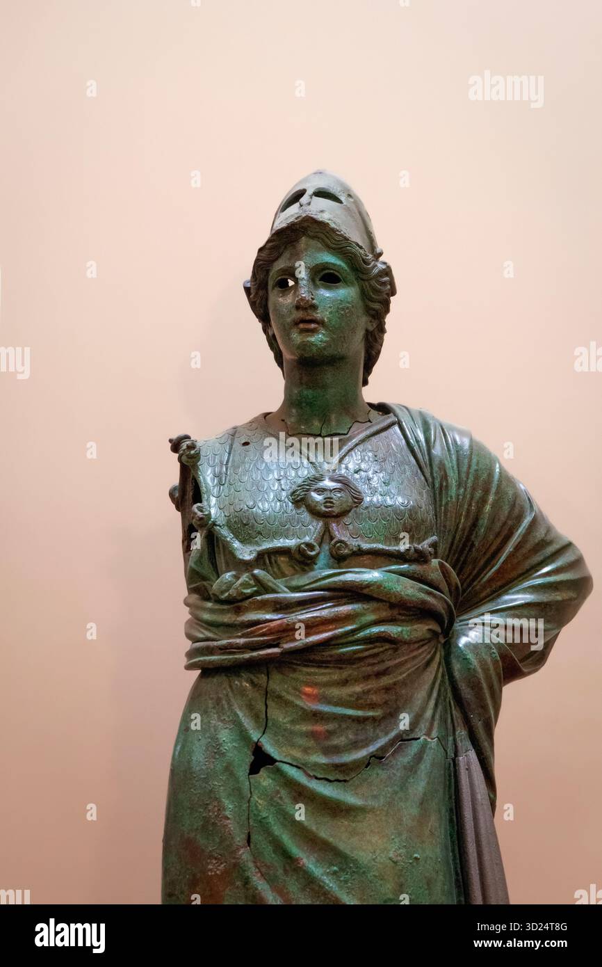 Statua in bronzo della Dea Minerva (II. Primo piano / dettaglio): Una scultura a grandezza naturale, la cosiddetta "Minerva di Arezzo", datata intorno al 300-280 a.C. Foto Stock