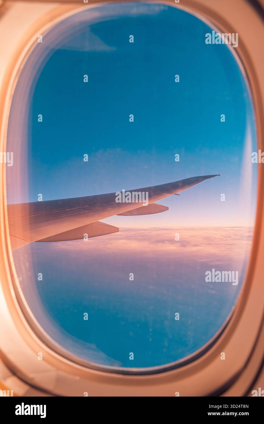 Pittoresca vista del tramonto dalle nuvole di finestra dell'aeroplano cielo tranquillo viaggio aereo turismo vacanza volo affari trasporti paesaggio Foto Stock
