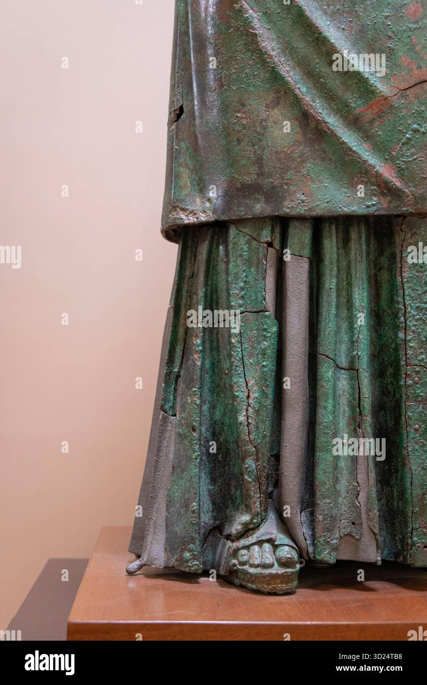 Statua in bronzo della Dea Minerva (III. Primo piano / dettaglio / Restauro): Una scultura a grandezza naturale, la cosiddetta Minerva di Arezzo, datata intorno al 300-280 a.C. Foto Stock