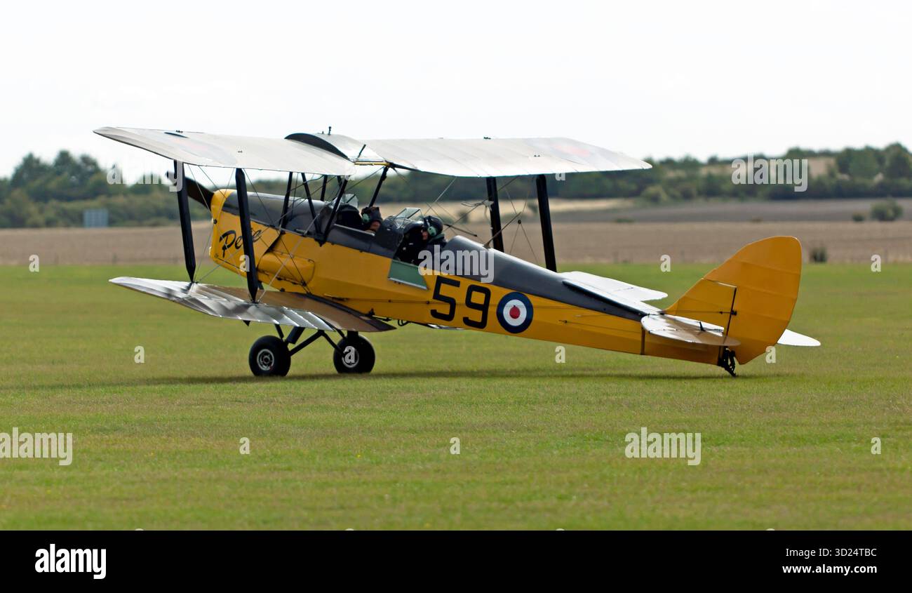 Un de Havilland Tiger Moth, in rullaggio per il decollo, a IWM Duxford, durante il Battle of Britain Air Show 2025 Foto Stock