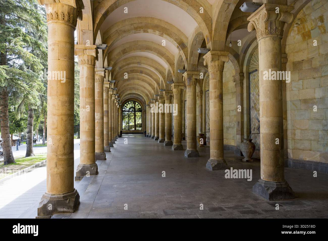 Lungo portico minimalista con archi in pietra simmetrici in un interno fresco intriso di storia, galleria di acqua minerale a Jermuk, Jermuk, sorgenti minerali Foto Stock