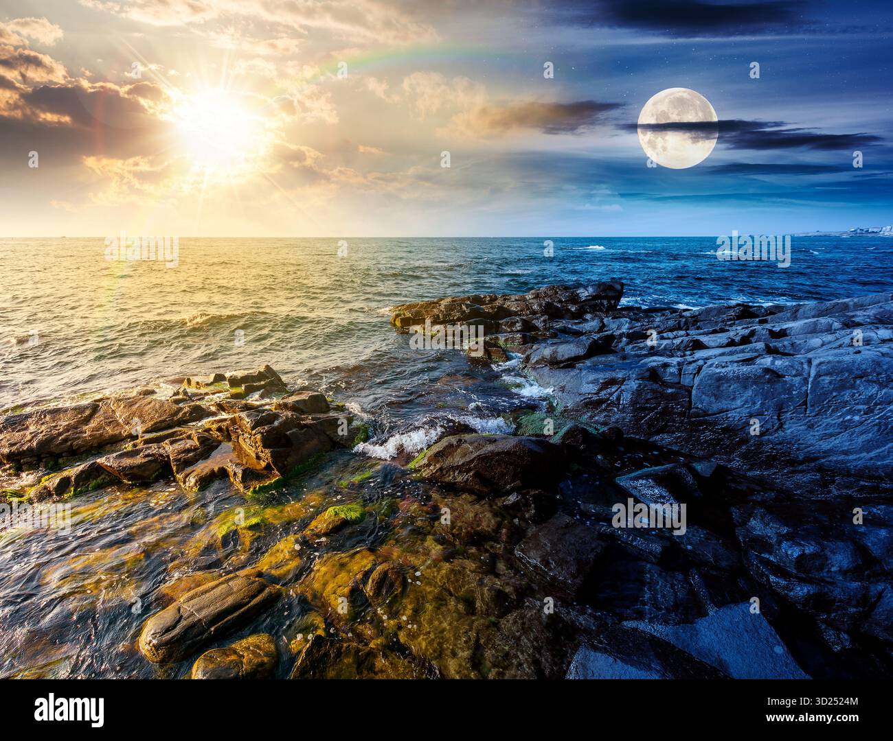splendida vista della costa rocciosa sotto il cielo spettacolare. concetto di cambiamento di orario diurno e notturno. paesaggio solstizio d'estate panoramico di spiaggia sotto il sole e la luna Foto Stock