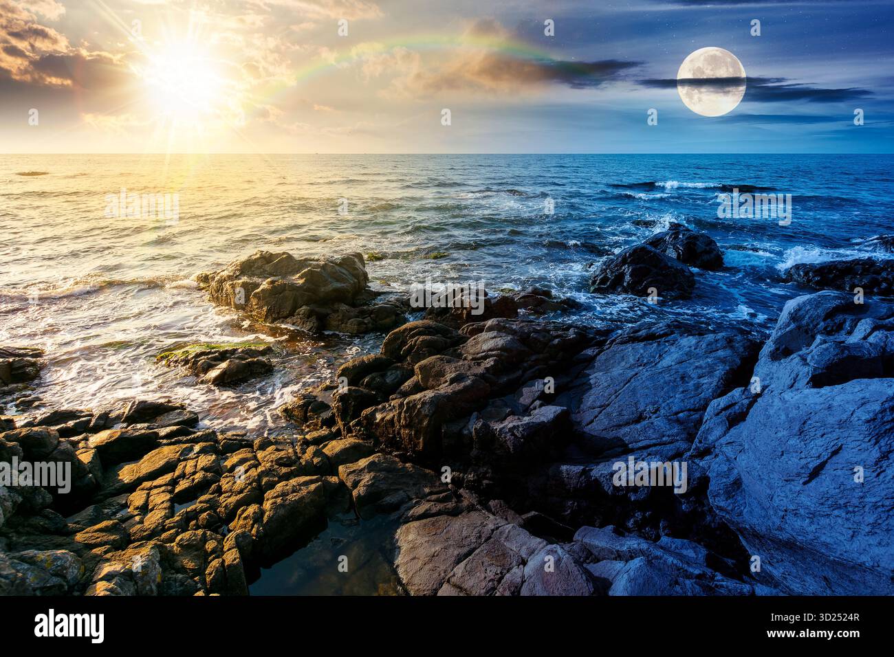 weekend su una spiaggia rocciosa al mare. concetto di cambiamento di orario diurno e notturno. splendida costa nel solstizio d'estate. paesaggio marino con nuvole sopra di lui Foto Stock